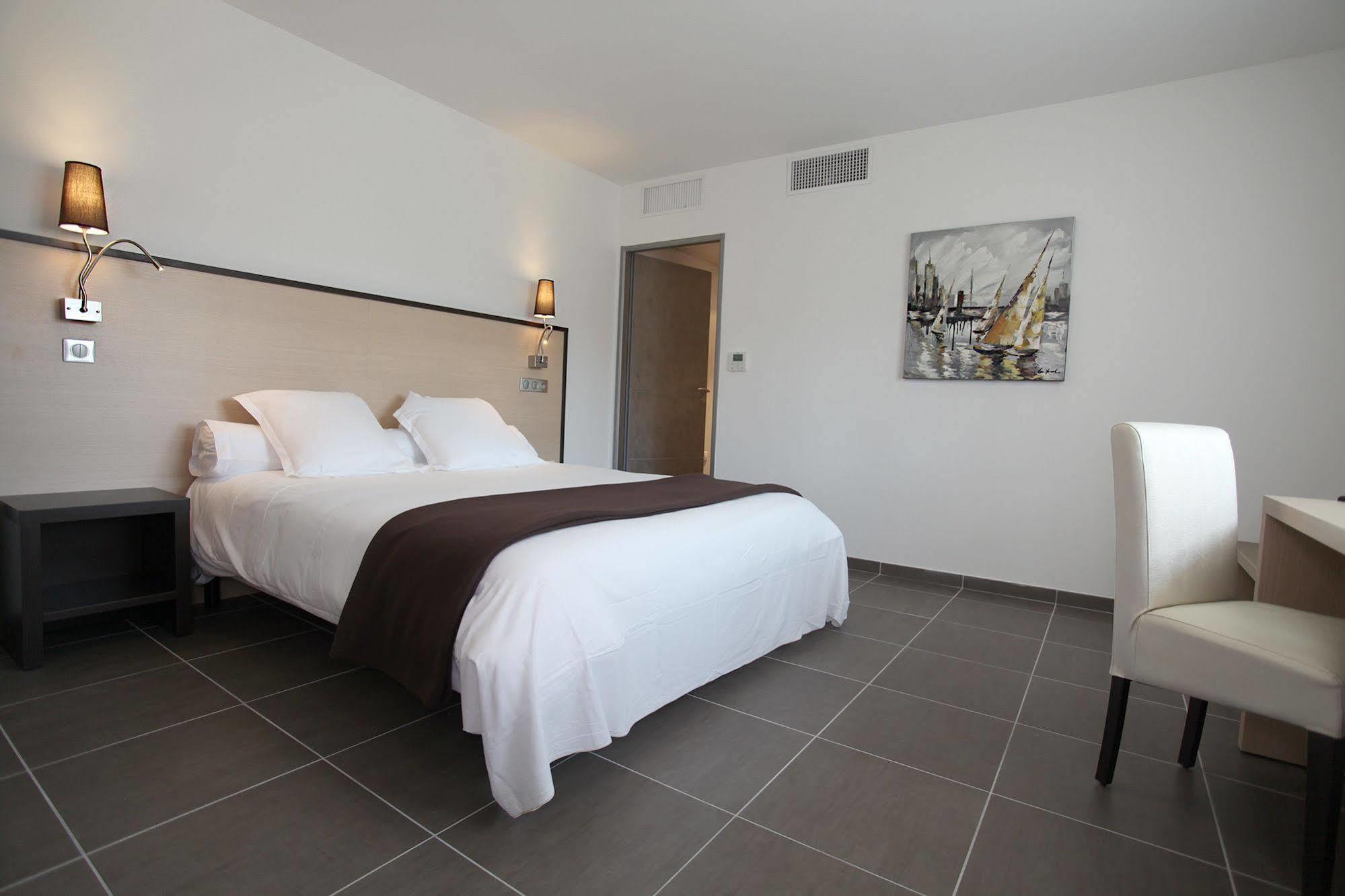 Hotel Restaurant Les Pielettes Le Rove Luaran gambar